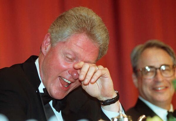 Президент США Билл Клинтон вытирает слезы от смеха после шутки комика Эла Франкена, 1996 год - Sputnik Молдова