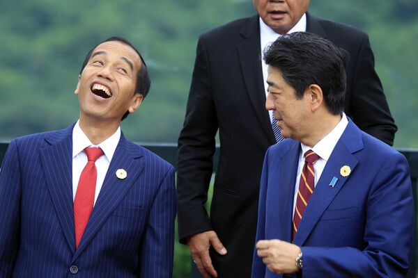 Президент Индонезии Джоко Видодо (слева) смеется во время фотосессии с премьер-министром Японии Синдзо Абэ, 2017 год - Sputnik Молдова