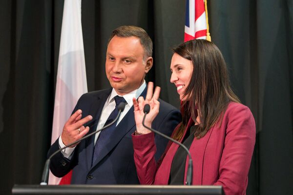 Президент Польши Анджей Дуда и премьер-министр Новой Зеландии Хасинда Ардерн шутят о количестве подписей на церемонии подписания в Окленде, 2018 год - Sputnik Молдова