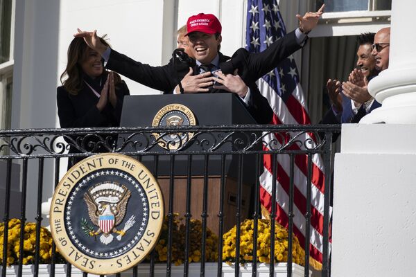 Президент США Дональд Трамп в шутку обнимает бейсболиста Washington Nationals Курта Сузуки во время мероприятия в честь чемпиона Мировой серии 2019 года в Белом доме  - Sputnik Молдова