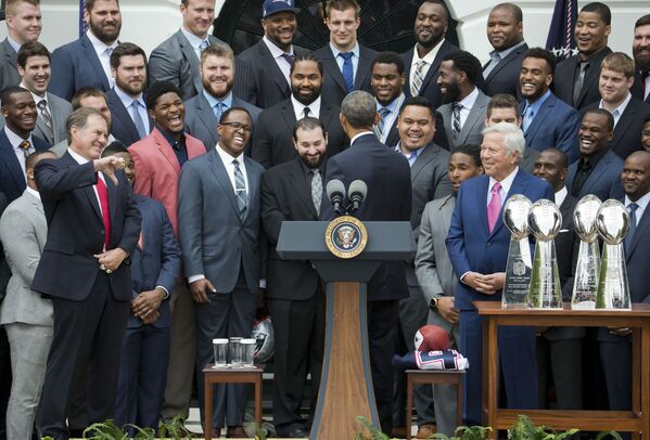 Главный футбольный тренер New England Patriots Билл Беличик не одобряет шутку президента Барак Обама во время церемонии на южной лужайке Белого дома в Вашингтоне, 2015 год - Sputnik Молдова
