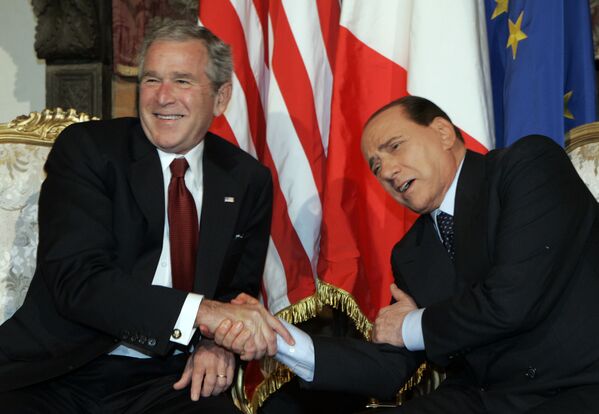 Президент США Джордж Буш и премьер-министр Италии Сильвио Берлускони шутят во время встречи в Риме, 2008 год - Sputnik Молдова