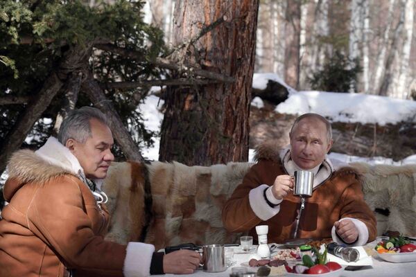 Президент РФ Владимир Путин и министр обороны РФ Сергей Шойгу во время отдыха в тайге - Sputnik Молдова
