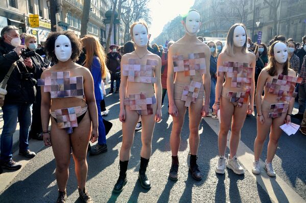 Участники марша феминисток в Париже - Sputnik Молдова