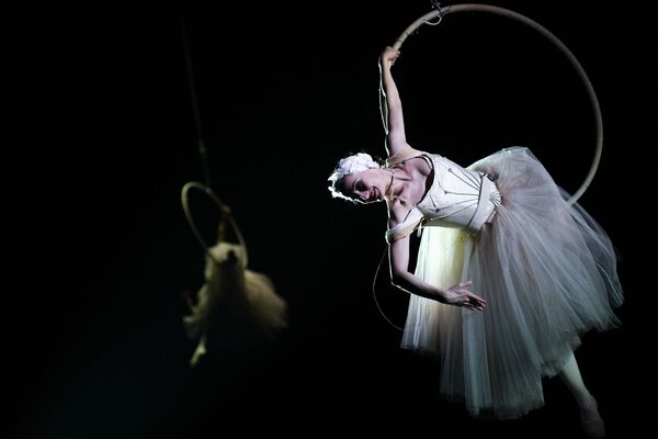 Воздушная гимнастка в сцене из спектакля И100РИЯ в Большом Московском государственном цирке на проспекте Вернадского - Sputnik Молдова