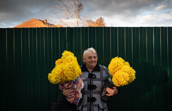 Женщина продает нарциссы в Сочи  - Sputnik Молдова