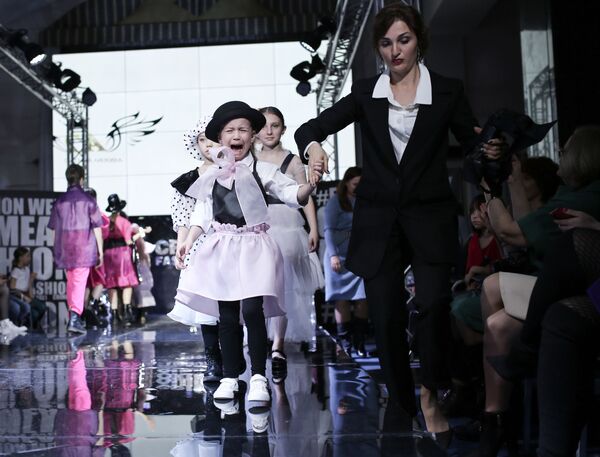 Участница показа коллекции детской одежды дизайнера Светланы Анохиной в рамках недели моды Crimean Fashion Week - Sputnik Молдова