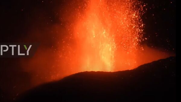 Italy: Mount Etna spews lava lighting up night sky - Sputnik Moldova-România