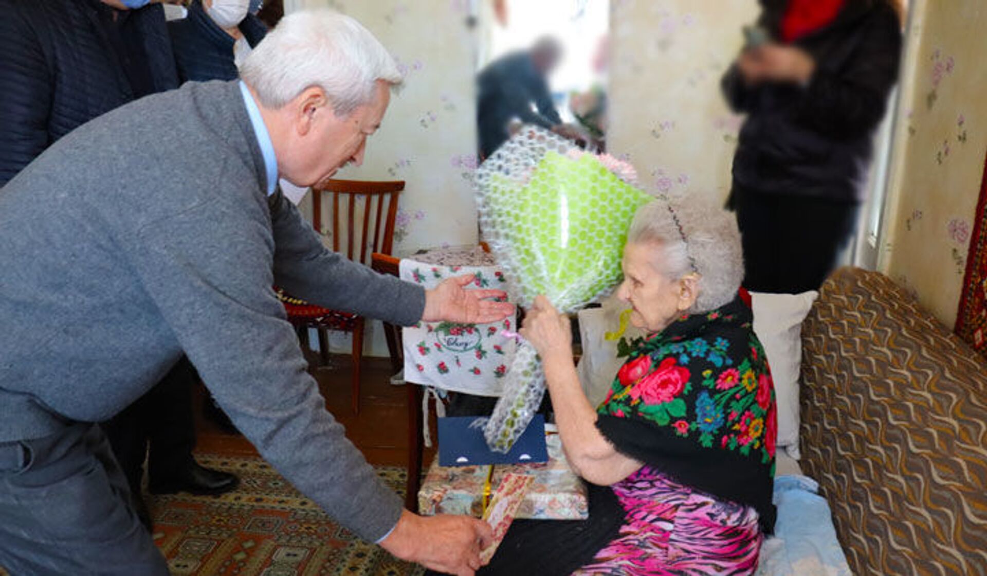 Фото: с 97-летием поздравляют ветерана ВОВ Лидию Молдованову - Sputnik Молдова, 1920, 01.04.2021