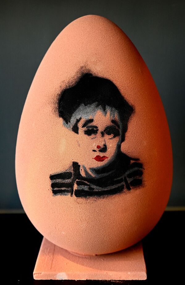 Шоколадное пасхальное яйцо в честь итальянской актрисы Giulietta Masina в кондитерской в Риме  - Sputnik Молдова