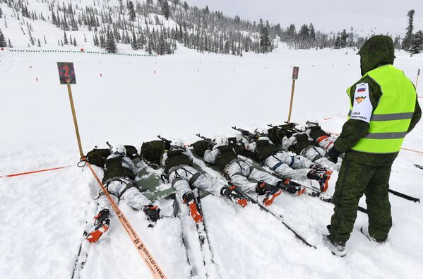 Участники всеармейского этапа конкурса полевой выучки горных подразделений в зимних условиях Саянский марш на огневом рубеже во время лыжного марш-броска  - Sputnik Молдова
