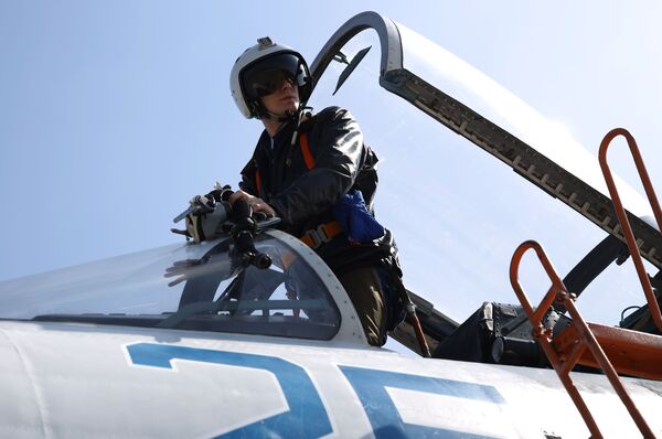 Пилот садится в кабину многоцелевого истребителя СУ-27 во время этапа международного конкурса выучки летных экипажей Авиадартс-2021 в Краснодарском крае - Sputnik Молдова