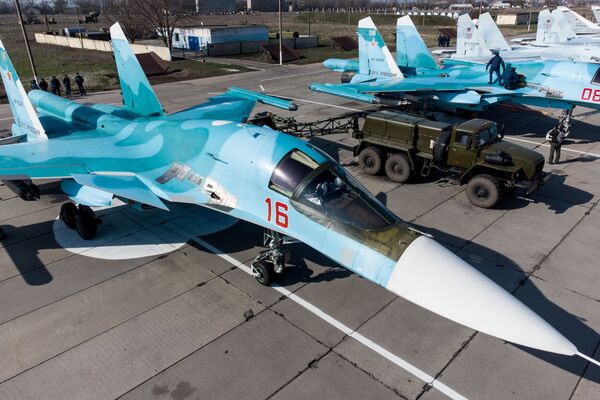 Истребитель-бомбардировщик Су-34 перед началом окружного отборочного этапа международного конкурса выучки летных экипажей Авиадартс-2021 в Краснодарском крае - Sputnik Молдова