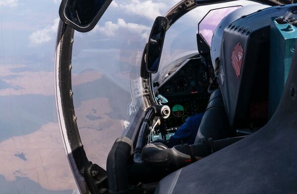 Пилот в кабине многоцелевого истребителя Су-27 во время этапа международного конкурса выучки летных экипажей Авиадартс-2021 в Краснодарском крае - Sputnik Молдова