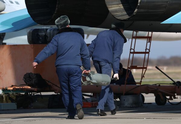 Военнослужащие во время этапа международного конкурса выучки летных экипажей Авиадартс-2021 в Краснодарском крае - Sputnik Молдова