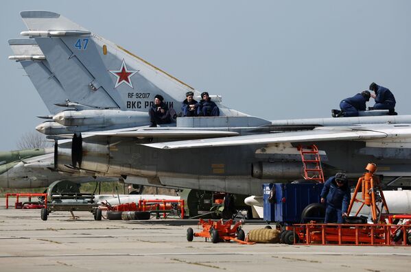 Механики на аэродроме во время этапа международного конкурса выучки летных экипажей Авиадартс-2021 в Краснодарском крае - Sputnik Молдова