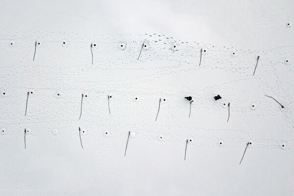 Военнослужащие инженерно-саперного подразделения общевойскового объединения ЦВО во время подготовки к работам по подрыву ледового поля на реке Бия в Алтайском крае - Sputnik Молдова