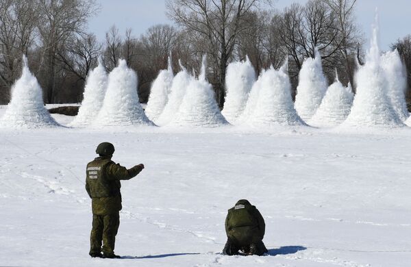 Военнослужащие инженерно-саперного подразделения общевойскового объединения ЦВО во время подрыва ледового поля на реке Бия в Алтайском крае - Sputnik Молдова