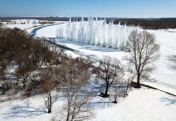 Противопаводковый подрыв льда на реке Бия в Алтайском крае - Sputnik Молдова
