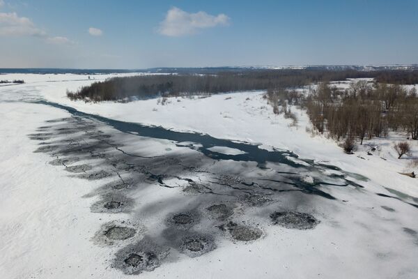 Ледовое поле реки Бия в Алтайском крае после проведения взрывных работ - Sputnik Молдова