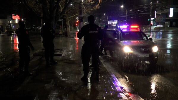 По улицам с патрульными: первая ночь комендантского часа в Кишиневе  - Sputnik Молдова