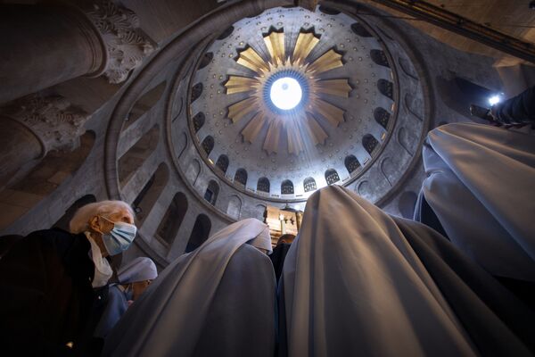 Женщина и монахини во время пасхального богослужения в Иерусалиме  - Sputnik Moldova