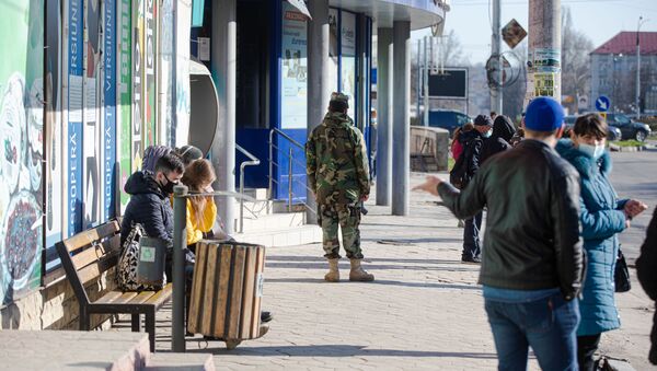 Военные и сотрудники правоохранительных органов патрулируют остановки - Sputnik Moldova