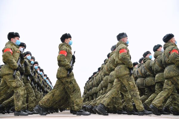 Военнослужащие во время репетиции военного парада в подмосковном Алабино - Sputnik Молдова