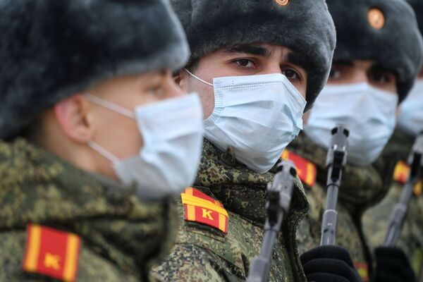 Военнослужащие во время репетиции военного парада в подмосковном Алабино - Sputnik Молдова