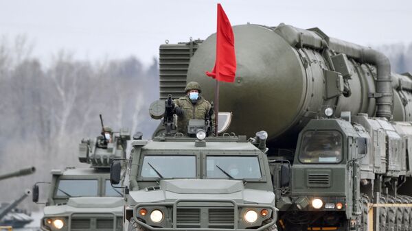 Автономная пусковая установка ПГРК Ярс во время репетиции военного парада в подмосковном Алабино - Sputnik Молдова