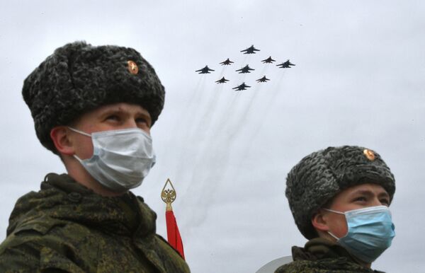 Истребители МиГ-29 и Су-30СМ пилотажных групп Русские витязи и Стрижи во время репетиции военного парада - Sputnik Молдова