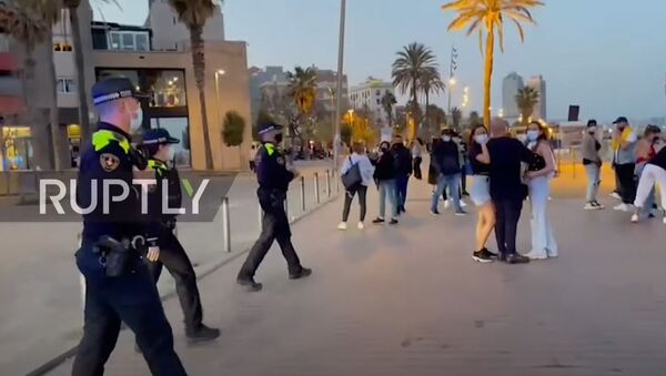 Spain: Barcelona police evict beachgoers breaching COVID restrictions - Sputnik Moldova-România