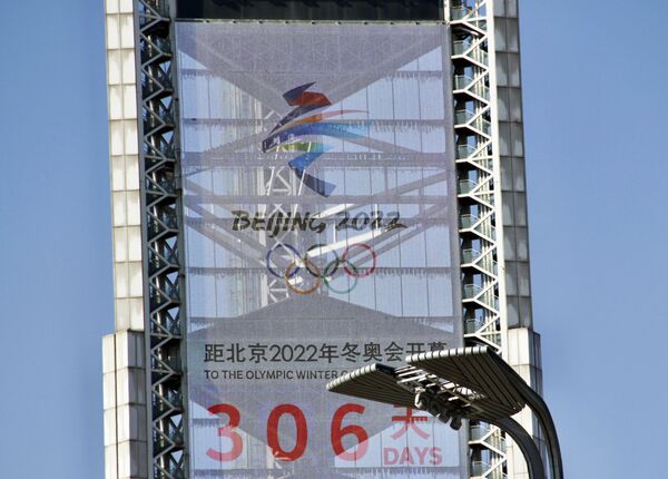 Табло с обратным отсчетом времени до начала зимних Олимпийских игр 2022 в Олимпийском парке в Пекине - Sputnik Молдова