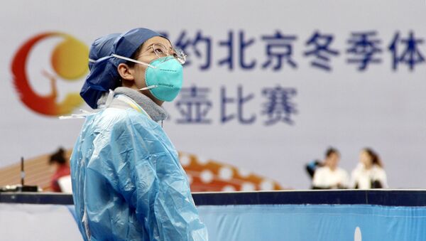 Медик в защитном костюме и маске посещает тестовые соревнования по керлингу в Пекине - Sputnik Молдова