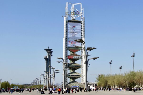 Табло с обратным отсчетом времени до начала зимних Олимпийских игр 2022 в Олимпийском парке в Пекине - Sputnik Молдова