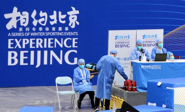 Медики на соревнованиях в рамках тестовой программы ледовых видов спорта в Пекине, Китай - Sputnik Молдова