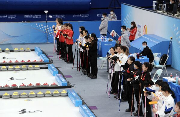 Спортсмены готовятся к соревнованиям по керлингу в рамках тестовой программы «Experience Beijing», проводимой к Зимним Олимпийским играм 2022 года в комплексе Ice Cube в Пекине, Китай - Sputnik Молдова