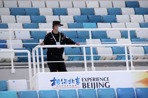 Охранник смотрит тестовые соревнования к Зимним Олимпийским играм 2022 года в Пекине, Китай - Sputnik Молдова