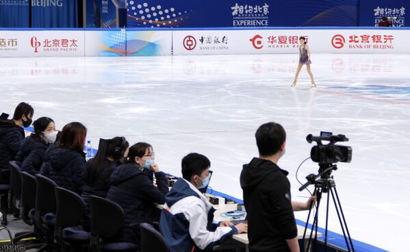 Судьи наблюдают за выступлениями фигуристки во время тестовых соревнований к Зимним Олимпийским играм 2022 года в Пекине - Sputnik Молдова