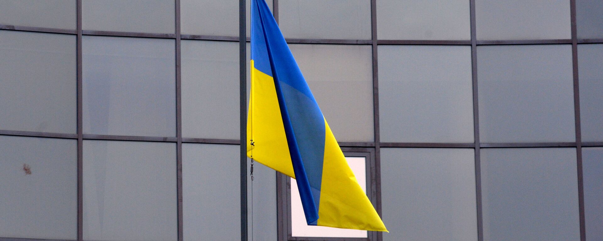 Государственный флаг у здания посольства Украины в Минске. - Sputnik Moldova-România, 1920, 21.08.2021