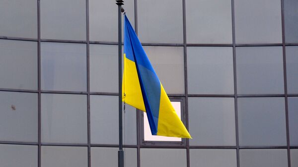 Государственный флаг у здания посольства Украины в Минске. - Sputnik Молдова