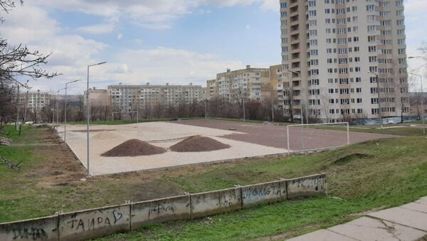 В 25 довузовских учреждениях Кишинева должны появиться футбольные поля с искусственным покрытием - Sputnik Молдова