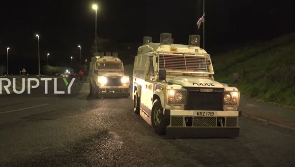 UK: Fireworks thrown at police vans at fresh protest in N. Ireland - Sputnik Moldova