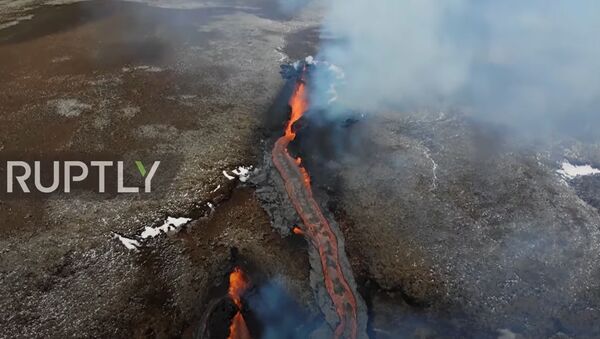 Iceland: Drone captures fountains of lava as new fissure opens at volcanic eruption site - Sputnik Moldova