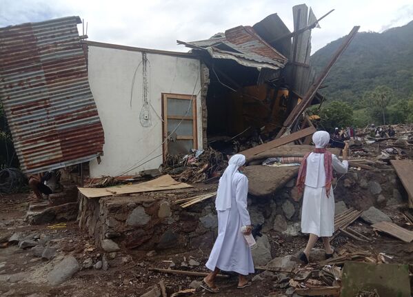 Монахини у разрушенных домов после тропического циклона в индонезийской провинции Восточная Нуса-Тенггара - Sputnik Молдова