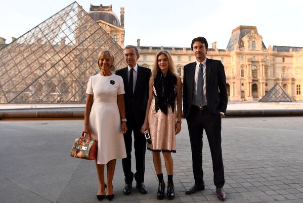Президент группы компаний Louis Vuitton Moët Hennessy Бернар Арно с семьей в Париже - Sputnik Moldova-România