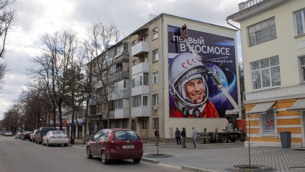 В Тирасполе появился 11-метровый баннер, посвященный Юрию Гагарину - Sputnik Молдова