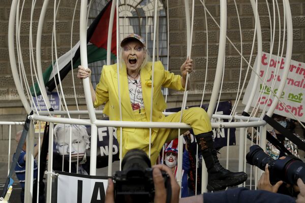 Дизайнер Вивьен Вествуд в гигантской клетке на протестном митинге против экстрадиции основателя WikiLeaks Джулиана Ассанжа у здания суда Олд-Бейли в Лондоне, Великобритания - Sputnik Молдова