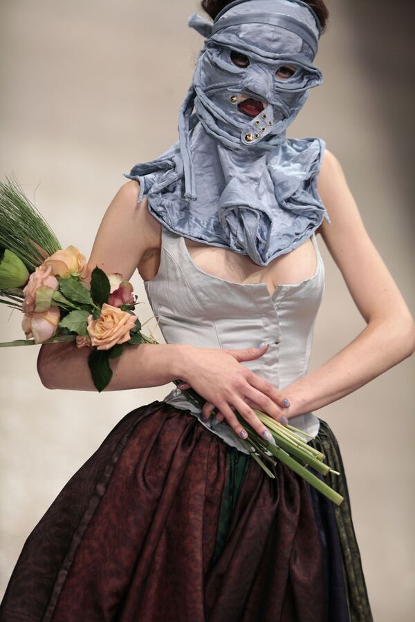 Модель представляет творение Вивьен Вествуд на показе ее коллекции ready-to-wear сезона весна-лето 2011 в Париже - Sputnik Молдова