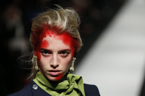Модель в наряде дизайнера Вивьен Вествуд на ее показе Red Label осень-зима 2015 на Лондонской неделе моды - Sputnik Молдова